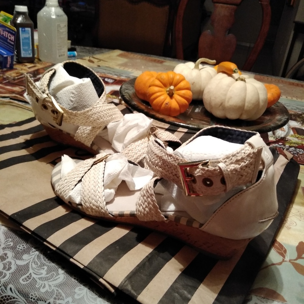 Shoe's - Picture 3 of 5